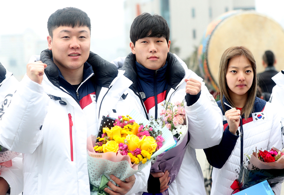 평창올림픽 출전 직후 윤성빈(가운데), 김보름(오른쪽) 등과 함께 환영 행사에 참석해 꽃다발을 받아든 원윤종. 연합뉴스 