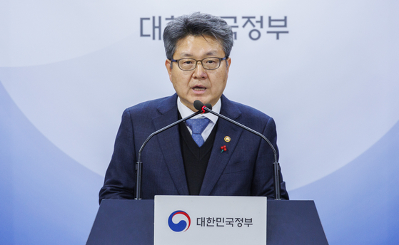 오석환 교육부 차관이 2023년 12월 28일 오후 서울 종로구 정부서울청사에서 제5차 사교육 카르텔ㆍ부조리 범정부 대응협의회를 마친 뒤 가진 기자회견에서 교원의 사교육 업체 관련 겸직 허가 지침에 관해 설명하고 있다. 연합뉴스