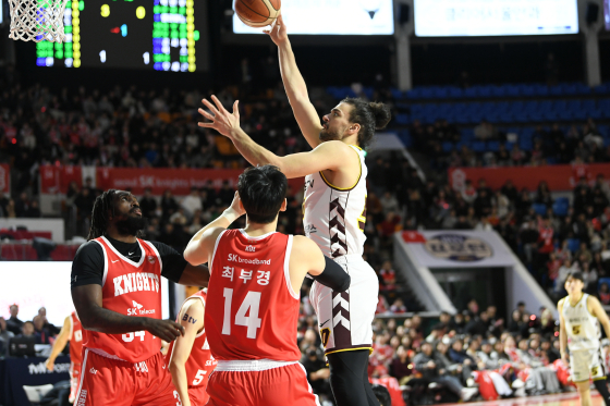 서울 송파구 잠실학생체육관에서 열린 2024-2025 KBL 프로농구 서울 SK 나이츠와 창원 LG 세이커스의 경기. OTT 서비스 티빙은 KBL 온라인 독점 중계를 하고 있다. 연합뉴스