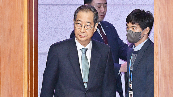  한덕수 국무총리가 19일 서울 종로구 헌법재판소 대심판정에서 열린 탄핵심판 1차 변론 기일에 출석하고 있다. 사진공동취재단