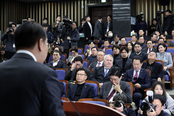 1월 16일 국회에서 열린 국민의힘 비상의원총회에서 권영세 비상대책위원장이 발언하고 있다. 김성룡 기자