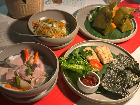 아만타카에서 먹은 라오스 음식. 민물김과 생선구이는 익숙한 맛이었고, 채소가 많아서 좋았다.