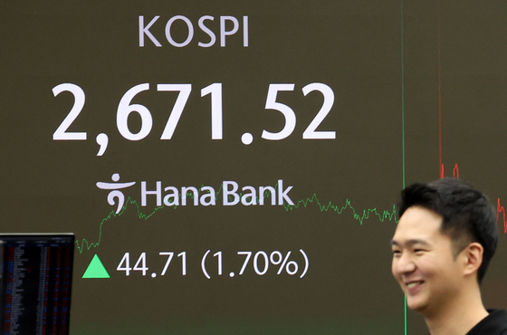 19일 코스피는 전 거래일보다 44.71포인트(1.7%) 오른 2671.52에 거래를 마쳤다. 이날 오후 서울 중구 하나은행 본점 딜링룸. 뉴시스