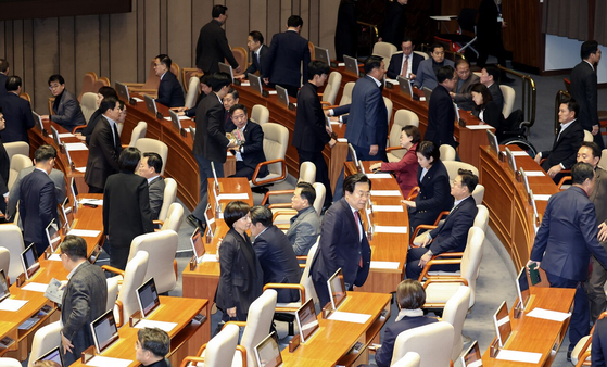 국민의힘은 결정적일 때 분열하고 침묵하는 경향 때문에 ‘웰빙 정당’으로 불린다. 이에 대해 윤상현 의원은 “함께 싸워본 경험의 부재 때문”이라고 지적했다. [연합뉴스]