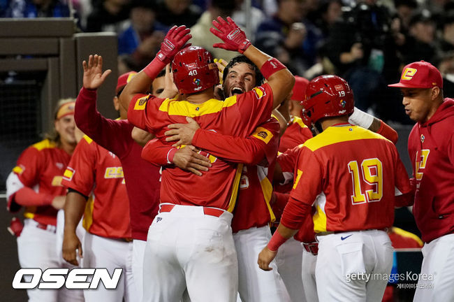 [사진] 스페인 가브리엘 리노가 홈런을 터뜨린 뒤 동료들과 기뻐하고 있다. ⓒGettyimages(무단전재 및 재배포 금지)