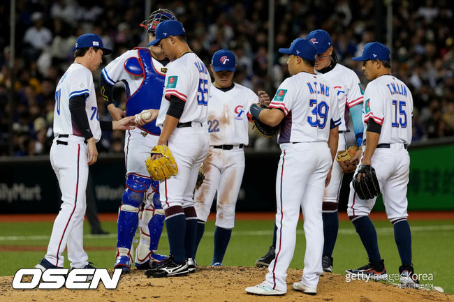 [사진] 대만이 5회 투수 교체를 하고 있다. ⓒGettyimages(무단전재 및 재배포 금지)