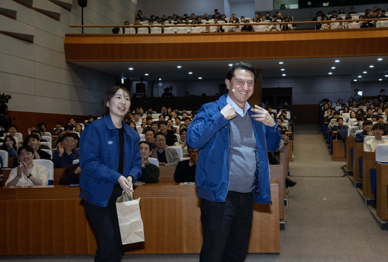 호세 무뇨스 현대차 사장이 직원이 선물해준 연구소 자켓으로 옷을 갈아입고 있다. [사진 현대차그룹]