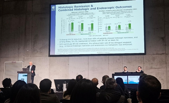장 프레드릭 콜롬벨 미국 마운트 시나이 아이칸 의과대학 교수가 램시마SC 유지 치료 시 내시경적·조직학적 결과를 확인한 임상 3상 사후 분석 데이터를 구두 발표하고 있다. 베를린=채혜선 기자