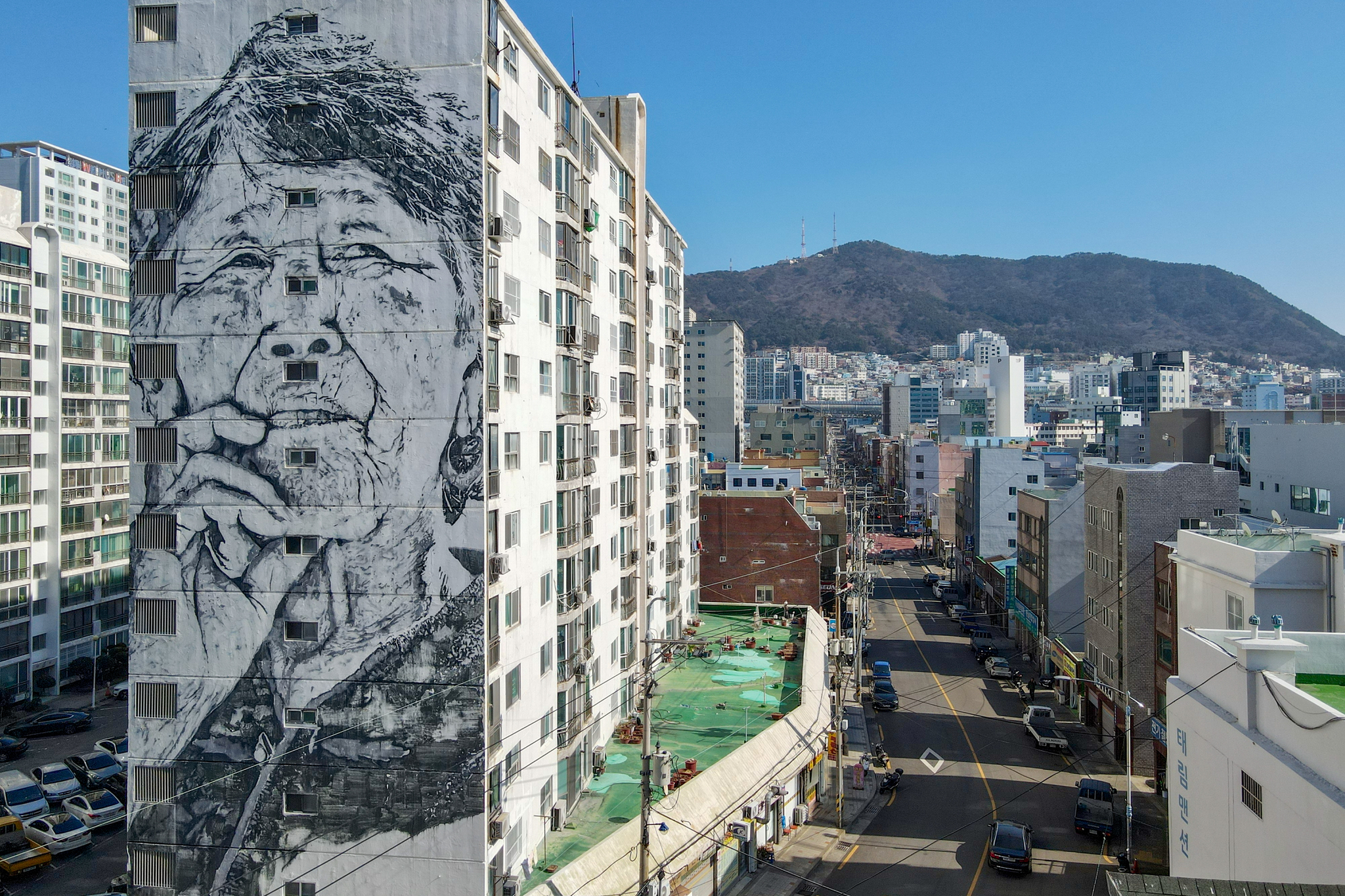 깡깡이마을 곳곳에는 벽화가 새겨져 있다. 독일 작가 헨드릭 바이키르히가 대동대교맨션 벽면에 그린 '우리 모두의 어머니'가 눈길을 잡아끈다. 최승표 기자