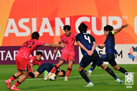 동점 골을 만든 김태원(가운데)의 슈팅. 한국은 조 1위로 8강에 올랐다. [사진 대한축구협회]