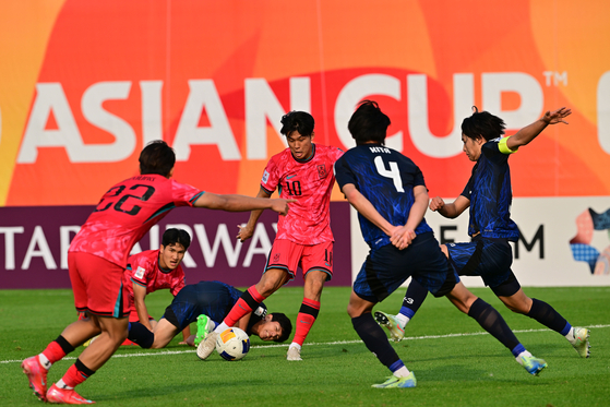 한국 20세 이하 축구대표팀 김태원(가운데)이 U-20 아시안컵 일본전에서 동점골을 뽑아내고 있다. [사진 KFA]