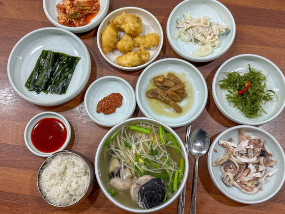 부산 영도에 자리한 제주복국에서 먹은 까치복 지리탕(1만8000원). 반찬도 많이 내준다. 최승표 기자