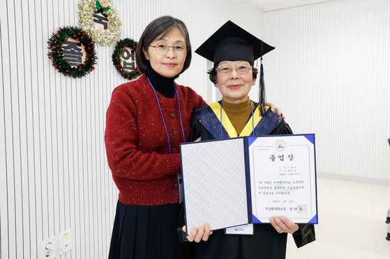 20일 익산시평생학습관에서 열린 익산행복학교 졸업식에서 이필순(90·오른쪽)씨가 기념사진을 찍고 있다. '2024학년도 문해 교육 프로그램 초등·중학 학력 인정서 수여식' 졸업생 중 최고령이다. 사진 익산시