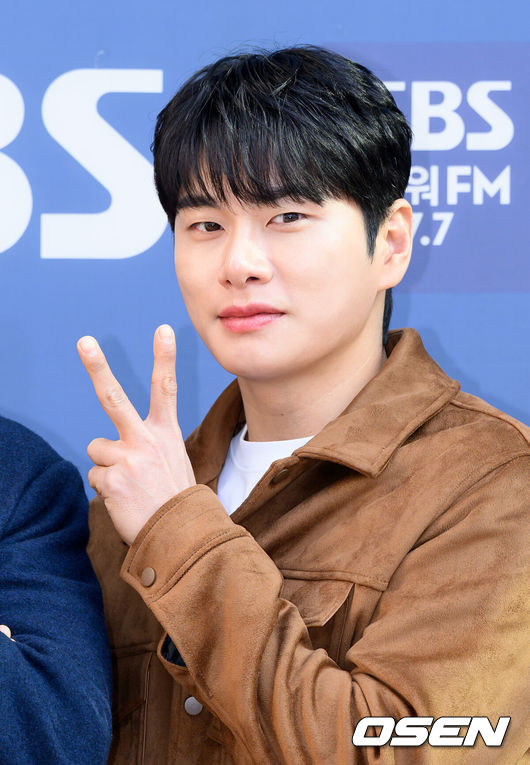 [OSEN=이대선 기자] 배우 정준호, 권상우, 이이경이 22일 서울 목동 SBS에서 진행된 SBS파워FM ‘두시탈출 컬투쇼’ 에 출연했다.‘히트맨2’는 대히트 흥행 작가에서 순식간에 ‘뇌절작가’로 전락한 ‘준’(권상우 분)이 야심 차게 선보인 신작 웹툰을 모방한 테러가 발생하고, 하루아침에 범인으로 몰리면서 벌어지는 코믹 액션 영화로 오는 22일 개봉.이이경이 방송국으로 향하며 포즈를 취하고 있다. 2025.01.22 /sunday@osen.co.kr