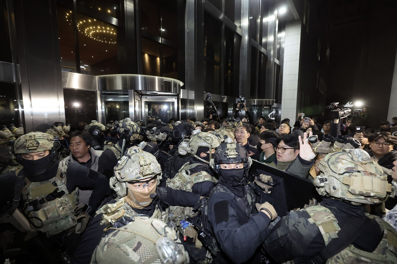 2024년 12월 3일 윤석열 대통령의 계엄령 선포로 군인들이 국회에 진입했다. 국회 보좌진과 시민들이 필사적으로막고 있다. 김성룡 기자