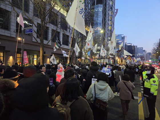 22일 오후 퇴진비상행동 주최 탄핵찬성 집회 참가자들이 가두행진을 벌이고 있는 모습. 참가자들은 형형색색의 응원봉과 깃발을 흔들며 “민주주의 지켜내자” “윤석열을 파면하라” 등 구호를 외쳤다. 박종서 기자