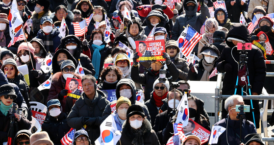 자유통일당과 윤석열 대통령 탄핵을 반대하는 시민들이 22일 오후 서울 종로구 동화면세점 인근에서 윤석열 대통령 탄핵 반대 집회를 하고 있다. 뉴시스