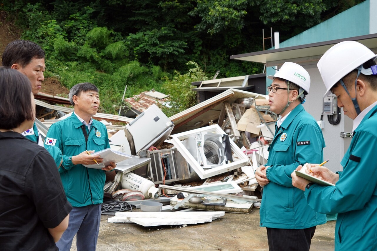 산림청장 취임 직후인 2024년 7월 임상섭(오른쪽 두 번째)청장은 집중호우로 산사태 피해를 입은 대전시 원정동 현장부터 찾았다. [연합뉴스] 