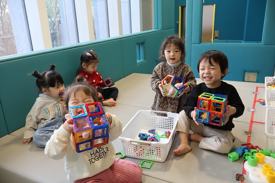 경기도 분당 두산타워 직장 어린이집에서 어린이들이 웃고있다. 두산 제공