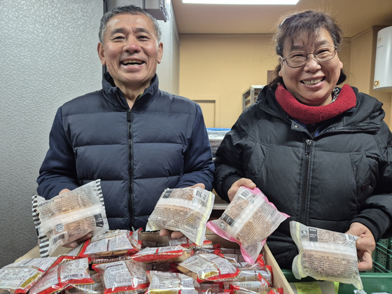 ‘나눔왕’ 부부 김병록(왼쪽)씨와 권점득씨가 3월 7일 고양시 토당동에 ‘산타빵은행’을 오픈한다. 어려운 이웃에게 마음의 부담이 될까봐 ‘기부’ 대신 ‘산타 선물’이라는 표현을 썼다. 전익진 기자