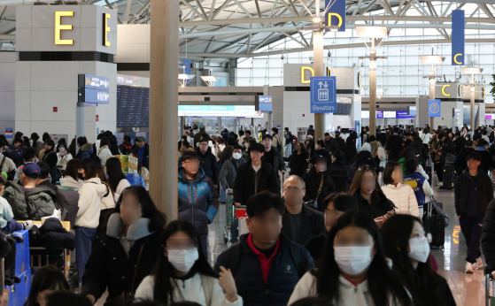 1월 27일 인천국제공항 제1터미털 출국장이 이용객으로 붐비고 있다. 연합뉴스