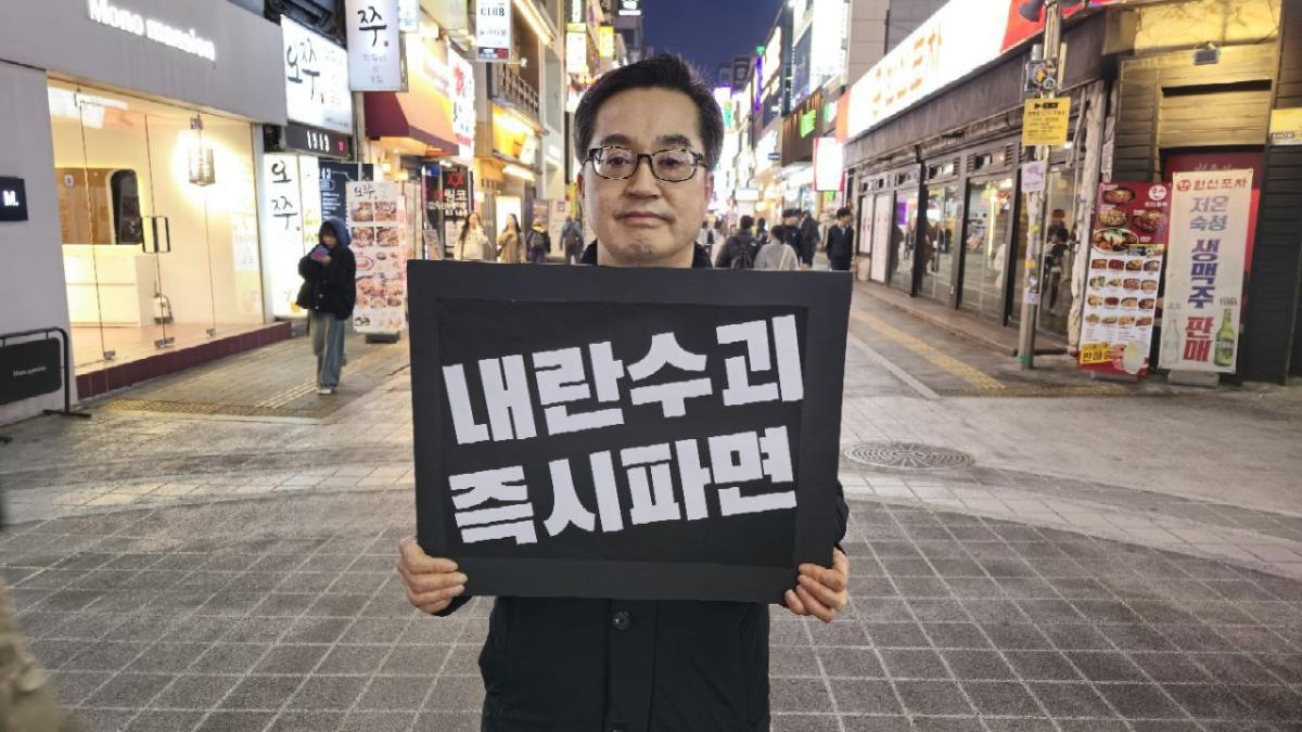 김동연 경기지사가 10일 경기도 수원역 인근에서 윤석열 대통령 탄핵을 촉구하는 1인 시위를 하고 있다. 연합뉴스