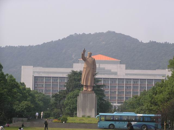 저장대학교 캠퍼스 내에 세워진 마오쩌둥 동상. 바이두 캡쳐