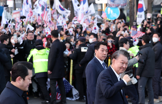 법원의 구속취소 청구 인용으로 석방된 윤석열 대통령이 지난 8일 오후 서울 용산구 한남동 대통령 관저 앞 지지자들에게 인사하고 있다.   윤 대통령은 내란 우두머리 혐의로 지난 1월 26일 구속기소 된 지 41일 만, 1월 15일 체포된 후 52일 만에 자유의 몸이 됐다. [뉴스1]