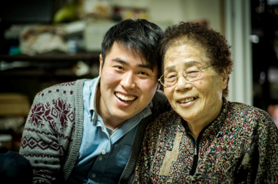 3년 가까운 해외 방랑을 마치고 귀국해 여행사를 하며 돈을 벌었다. 그 돈으로 부산 쪽방촌 봉사를 열심히 했다. 그 시절인 2017년 만난 할머니와 함께. [사진 박재병]