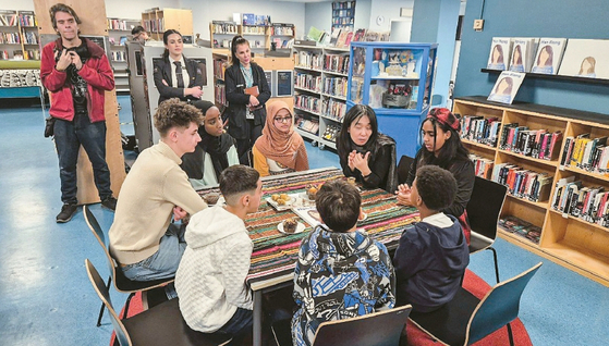 작가 한강이 지난해 12월 11일 스웨덴 스톡홀름 링케비 도서관에서 다문화 학생들과 대화를 나누는 중이다. 이 도서관은 매년 노벨문학상 수상자를 초청해 학생들과의 대담을 연다. 홍지유 기자 