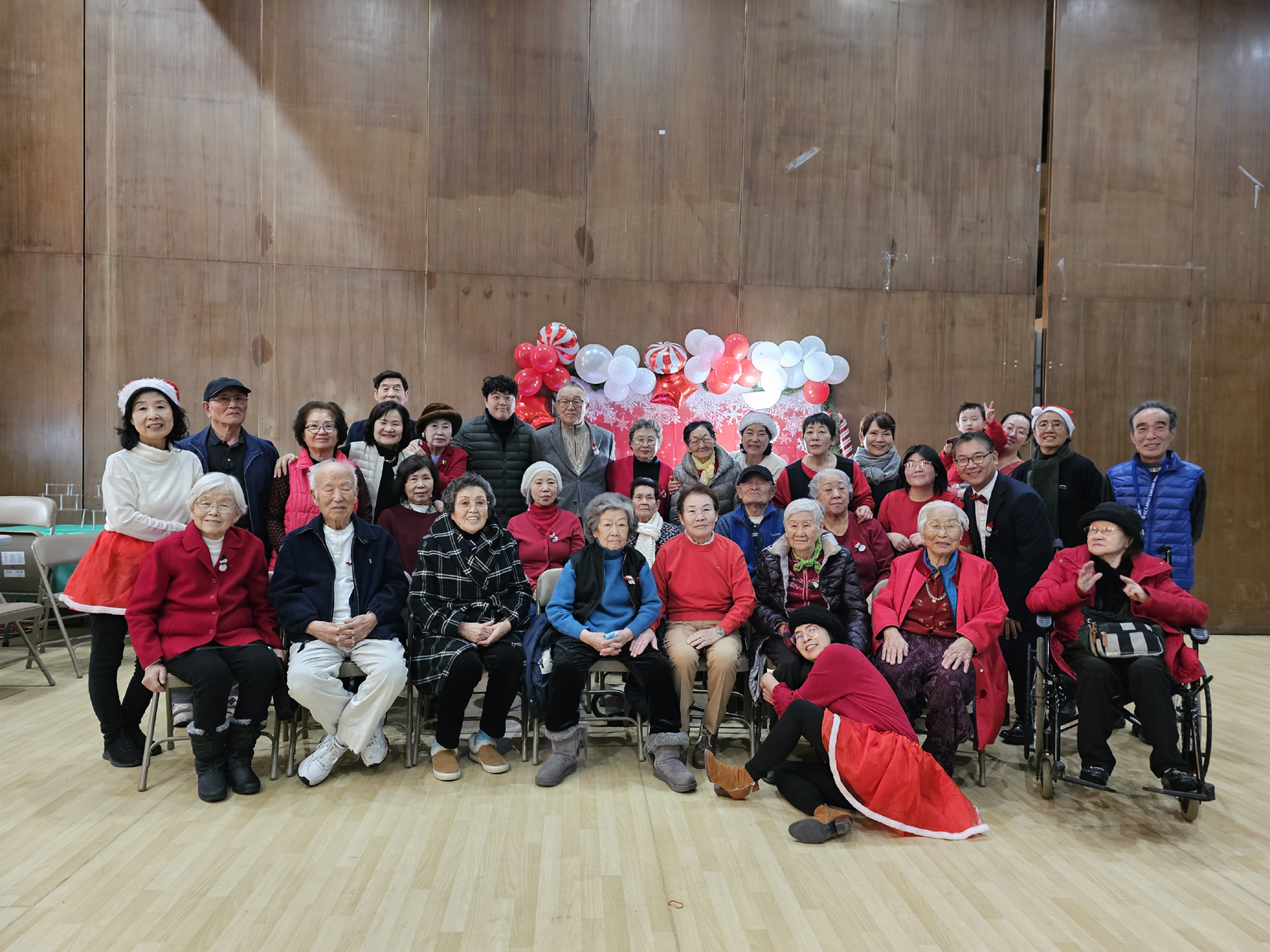  뉴욕한인봉사센터(KCS) 어덜트 데이케어 센터는 지난 27일 베이사이드 본관에서 데이케어에 출석하는 어르신들과 가족들을 초대해 2025년도 크리스마스 파티를 성대히 개최했다. 이날 행사에는 성 바오로 정하상 천주교회 청소년오케스트라가 초청돼 수준 높은 특별 공연을 했다. [뉴욕한인봉사센터]