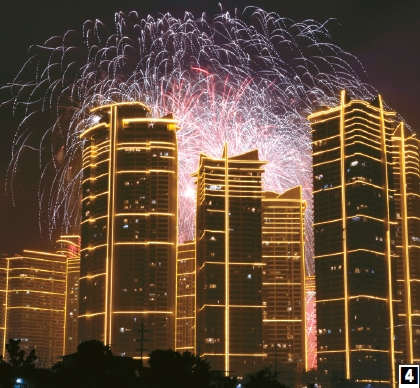 (4) 필리핀 메트로 마닐라 고층건물들 사이로 불꽃 축제가 한창이다. [로이터]