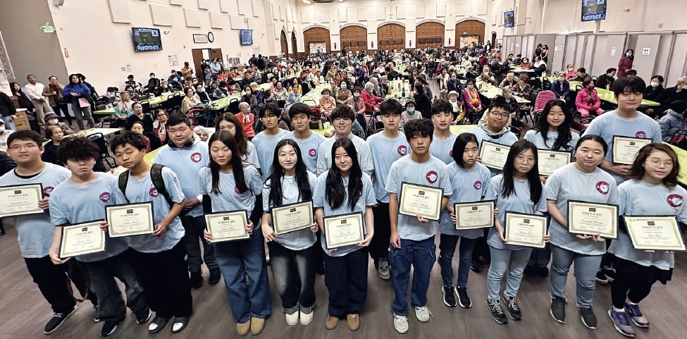 2일 윌셔양로보건센터 벽화 그리기 봉사에 참여한 아리아리21 소속 한인 학생 25명이 센터 측으로부터 감사장을 받았다. 김상진 기자