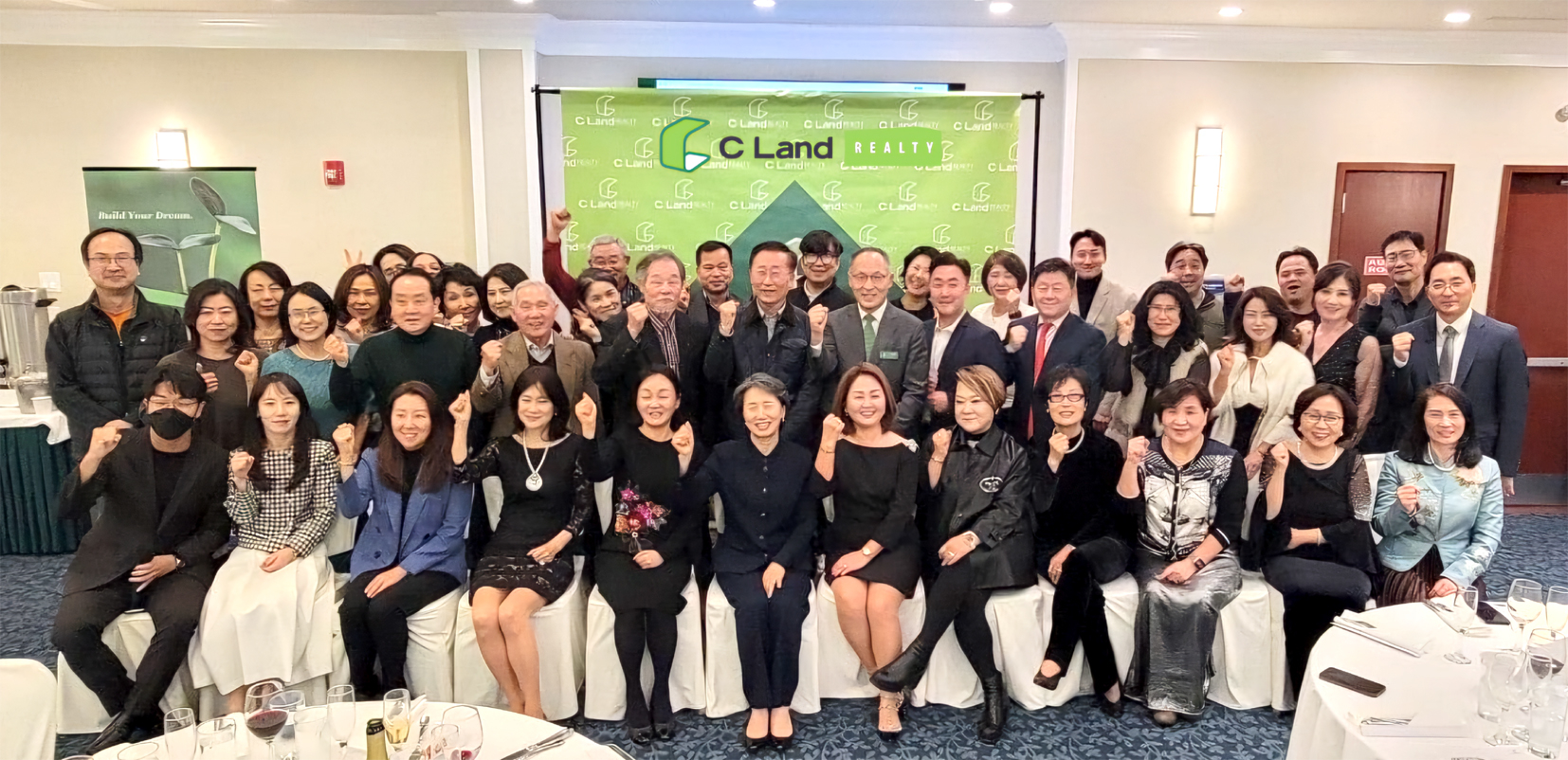 C Land 부동산은 지난달 30일 뉴저지주 포트리에 있는 허드슨 매너 연회장에서 50여 명이 참석한 가운데 송년 모임을 갖고, 2025년 새로운 도약을 다짐했다. [사진 C Land 부동산]