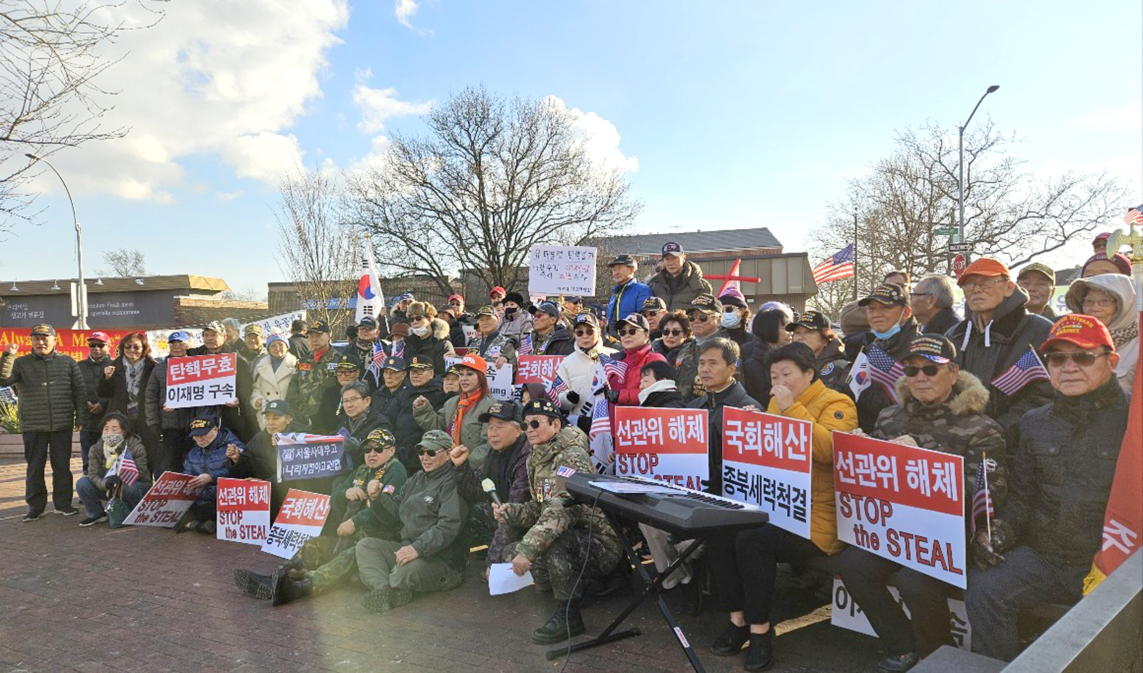 뉴욕애국단체협의회는 17일 뉴욕시 플러싱 레너드스퀘어에서 윤석열 대통령 즉각 석방 요구 집회를 개최했다. 참석자들은 ″불법을 자행하는 공수처와 민주당은 즉각 해체하고, 애국동지들이 일어나 나라를 구하자″고 외쳤다. 이날 집회에는 6.25참전유공자회, 뉴욕장교연합회, 뉴욕베트남참전유공자전우회, 뉴욕한인학부모협의회(이상 무순) 등 10여 개 단체가 참여했다. [박종원 기자]   