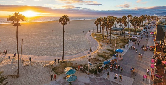 겨울 바다 낭만이 가득한 베니스 비치(Venice Beach)는 잘 정비된 산책로와 맛집들이 몰려 있어 주말 한나절을 즐기기 좋은 곳이다. [가주관광청 제공]