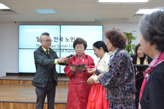 임원진이 H마트 상품권과 코마트 쌀 교환권을 배부하고 있다.