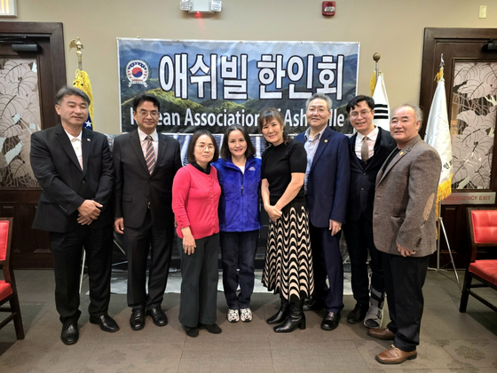 방경률 회장(오른쪽에서 세번째)과 동남부한인회연합회 관계자들, 서상표 총영사(왼쪽에서 두번째)가 신년잔치에 참석해 기념사진을 찍었다.