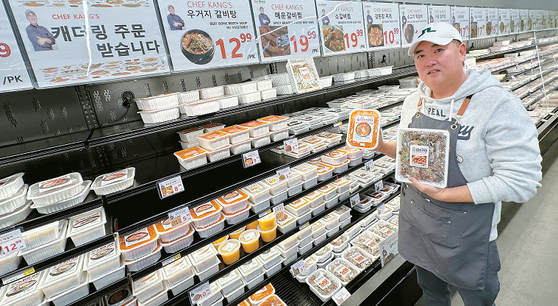 LA 한인타운 내 시온마켓 옥스포드점 반찬부에서 강셰프가 밀키트와 소포장 반찬에 관해 설명하고 있다. 김상진 기자