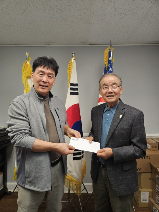 이강하 회장이 4일 오전 도라빌 소재 협회 사무실에서 김백규 비대위 위원장에게 성금을 전달했다.