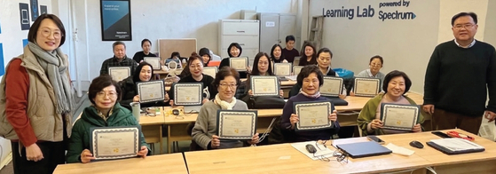 뉴욕한인봉사센터(KCS)와 아시안아메리칸연맹(AAF)이 함께 진행한 ‘온라인 마케팅수업 및 인턴십’ 프로그램에 참가한 한인 시니어들이 2기 프로그램을 마무리한 후 수료증을 들고 있다.  [사진 KCS]