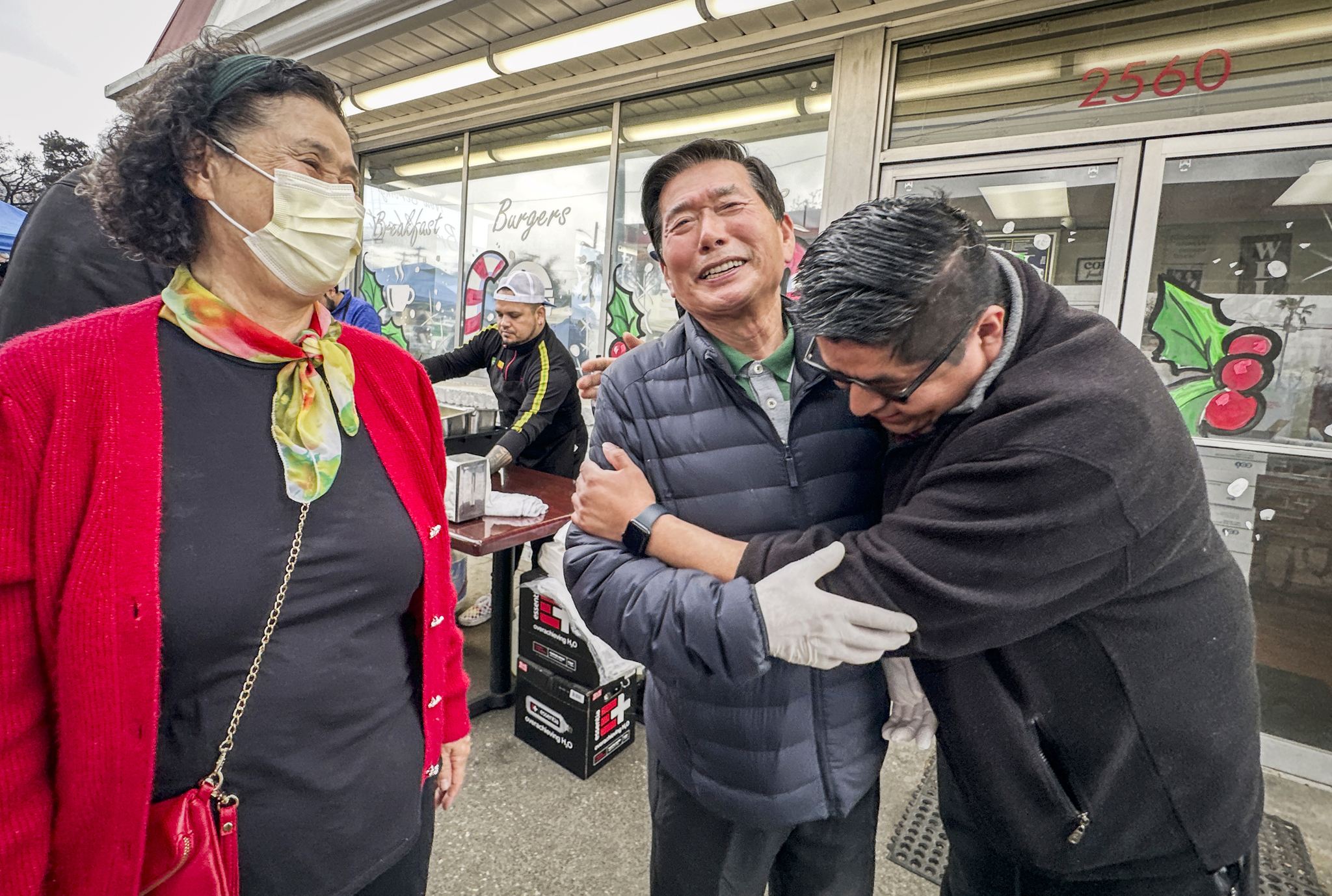 이씨 부부가 한달만에 만난 직원과 반갑게 인사를 나누고 있다. 김상진 기자