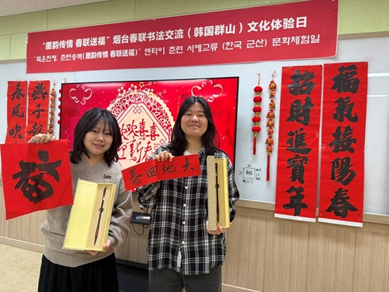 [Gunsan citizen displayed Laizhou brushes and Chinese calligraphy works (Photo by Li Hao)]