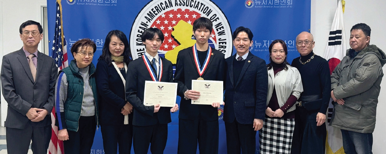 뉴저지한인회(회장 이대우)는 지난 18일 한인회관에서 회장, 이사장, 이사 그리고 학부모들이 참여한 가운데 차세대 이사들에게 대통령 봉사장을 수여했다. 이날 상을 받은 조너선 리, 유리 한, 에이든 조우, 제임스 골드, 지아 김 등 차세대 이사들은 수년간 한인회와 한인사회 그리고 각 지역사회를 위해 뛰어난 공헌을 한 점을 인정받았다.  [뉴저지한인회]