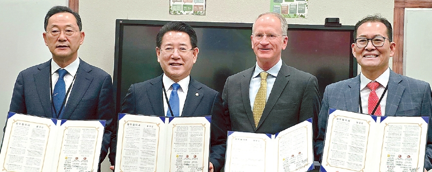 미국을 방문 중인 김영록 전남도지사(왼쪽 두 번째)가 25일 캘리포니아주 레드 랜드 크리스털 스쿨(RSC) 미디어센터에서 솔라시도 외국교육기관 설립·운영에 상호 협력할 것을 약속하는 협약을 체결하고 있다. [전남도지사실 제공]