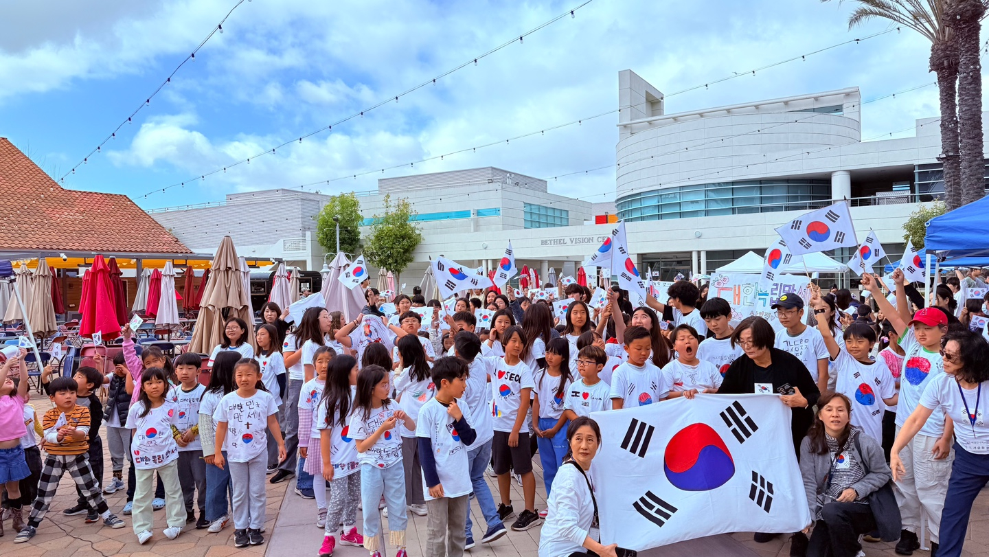 3·1절 수업을 마친 베델한국학교 학생, 교사들이 만세 삼창 행사를 위해 한자리에 모였다. [베델한국학교 제공] 