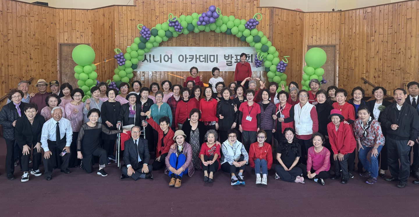 OC제일장로교회 시니어 아카데미의 지난 학기 발표회 참가자들이 한자리에 모였다. [OC제일장로교회 제공]