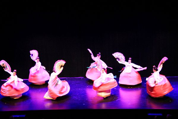 김구자 고용무용단이 휴스턴 시 '자매도시 가을콘서트'에서 부채춤을 선보였다. 