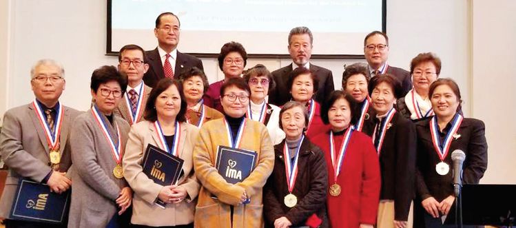 국제장애인선교회 임원과 관계자들이 대통령 자원봉사상을 수상한 봉사자들과 함께 기념촬영을 했다.