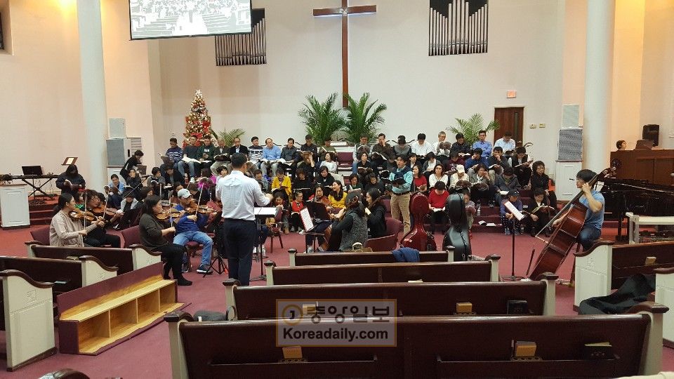 연합합창단과 오케스트라단이 지난 1일 애틀랜타 제일장로교회에 모여 연습을 하고 있다.